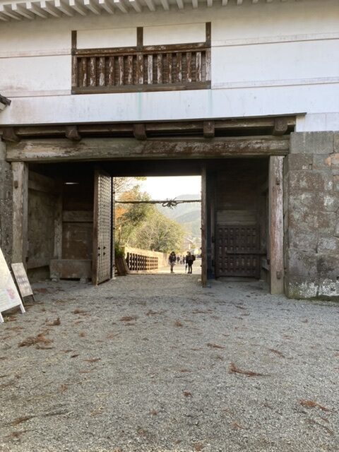 大手門をくぐる小学生